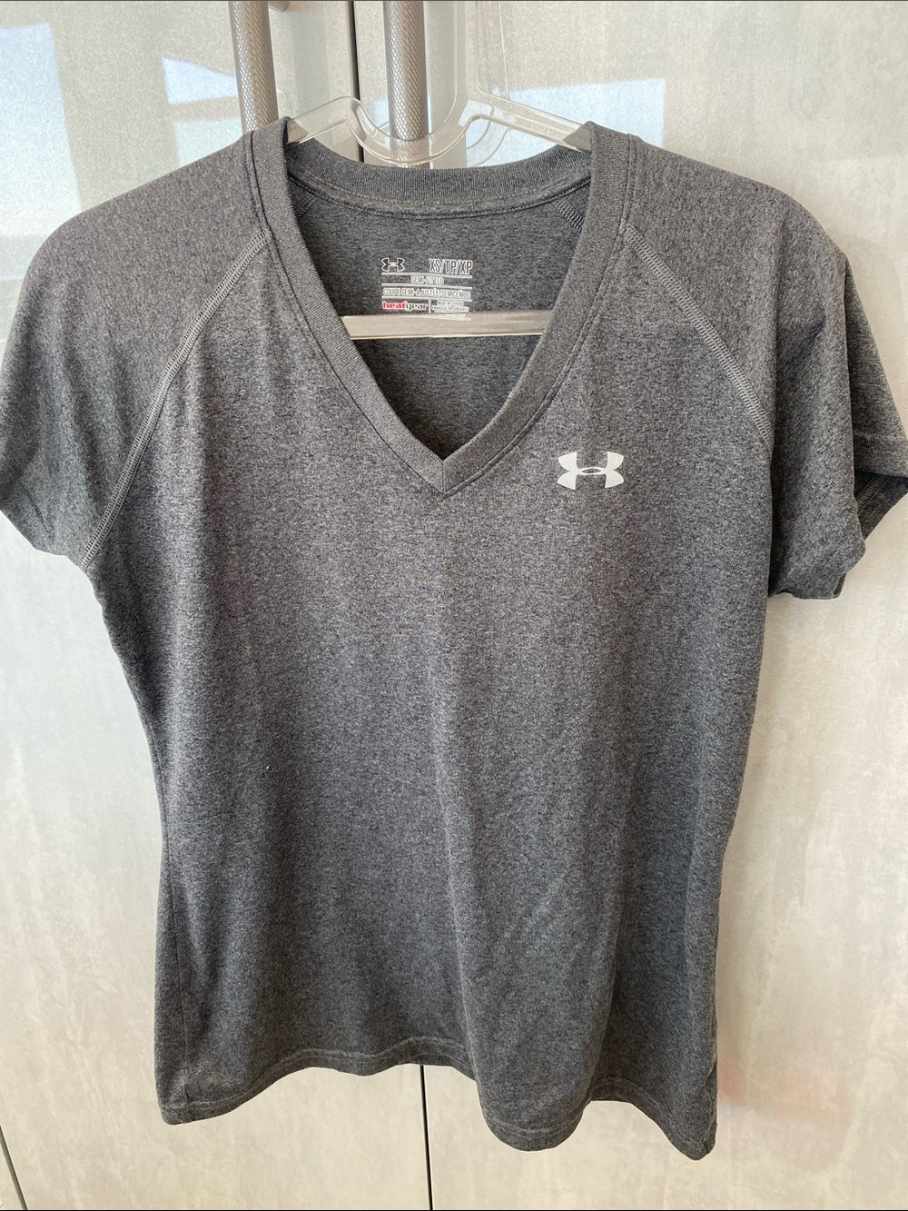 Under Armour Gray Women's V-Neck Short Sleeve Performance Tee size XS